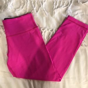 Hot pink lululemon wunder under crop size 4